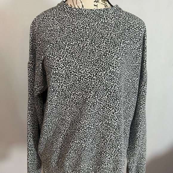 Athleta Gray and Black Patterned Top Small - Picture 1 of 6